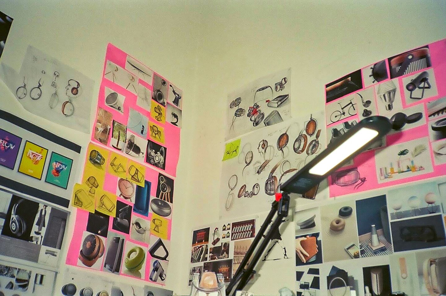 Designstudio-Wand voller Skizzen und Moodboard-Ausschnitten.